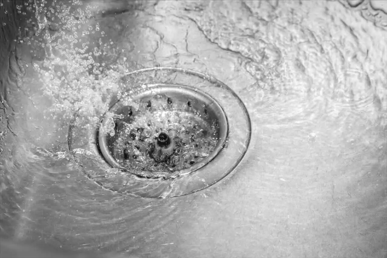 Pulire lo scarico del lavandino con cubetti di ghiaccio: ecco come funziona meglio dei detergenti costosi Pulire lo scarico del lavandino con cubetti di ghiaccio: ecco come funziona meglio dei detergenti costosi