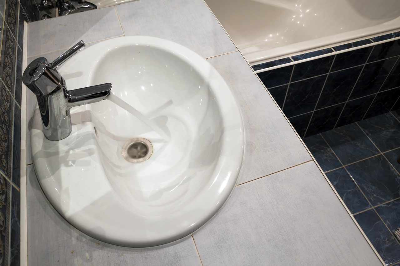 Pulire lo scarico del lavandino con cubetti di ghiaccio: ecco come funziona meglio dei detergenti costosi Immagine selezionata