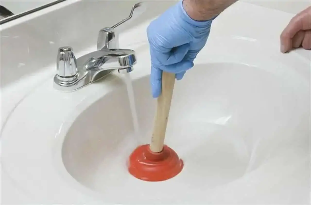 Pulire lo scarico del lavandino con cubetti di ghiaccio: ecco come funziona meglio dei detergenti costosi Immagine selezionata