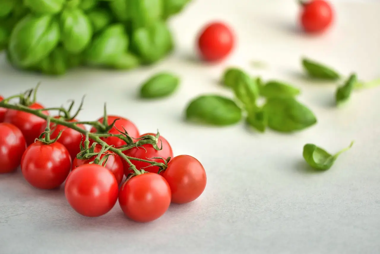 Ecco cosa mettere alla base dei pomodori per un raccolto abbondante fino all’autunno Immagine selezionata