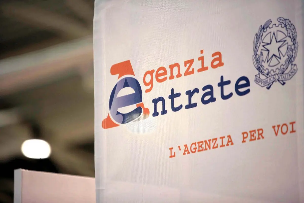 Stop ai contanti: conto bancario obbligatorio per tutti. Scattano i controlli a tappeto dell’Agenzia delle Entrate Stop ai contanti: conto bancario obbligatorio per tutti. Scattano i controlli a tappeto dell’Agenzia delle Entrate