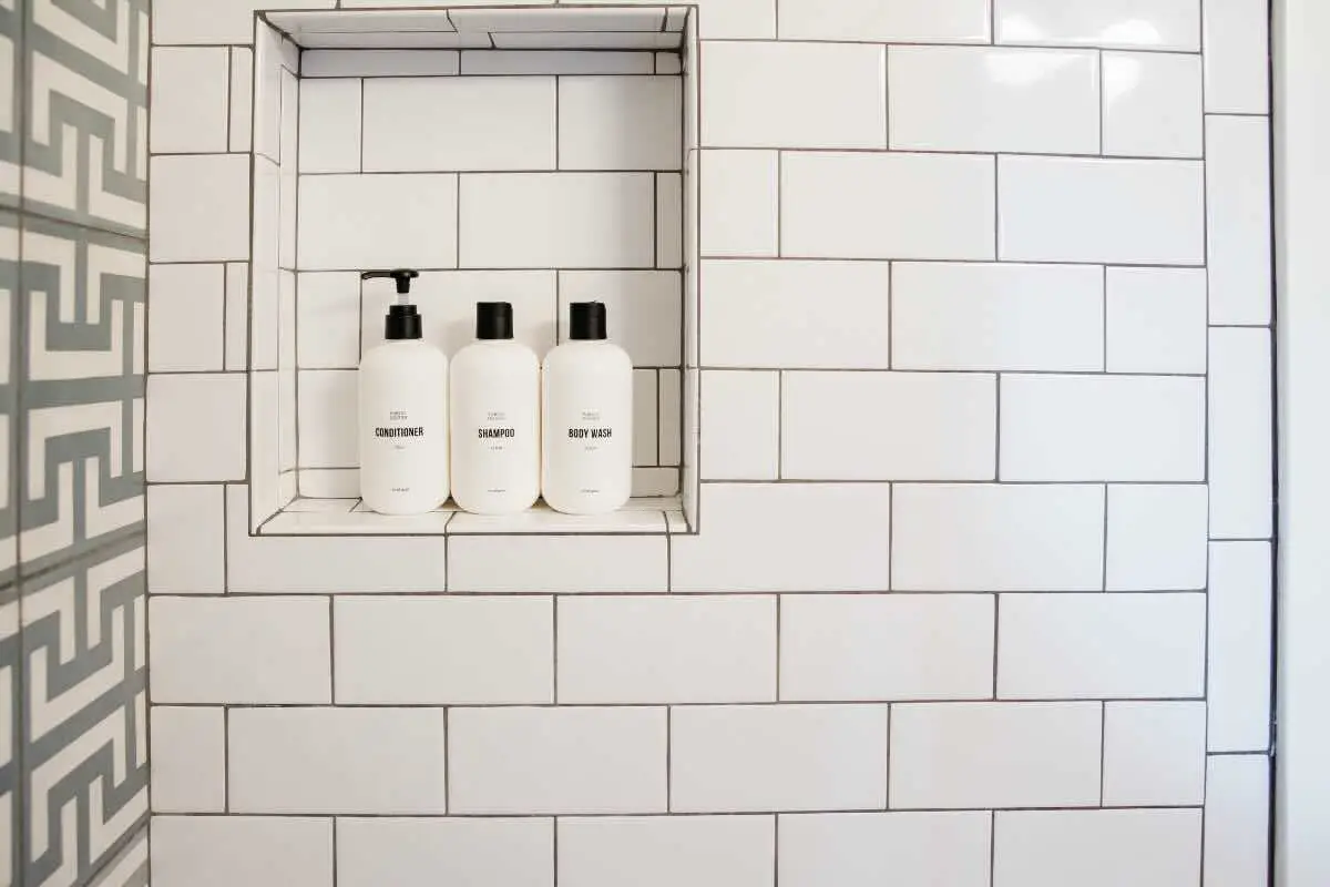 Dì addio ai porta-shampoo brutti in bagno: scopri la soluzione di design che cambia tutto Immagine selezionata