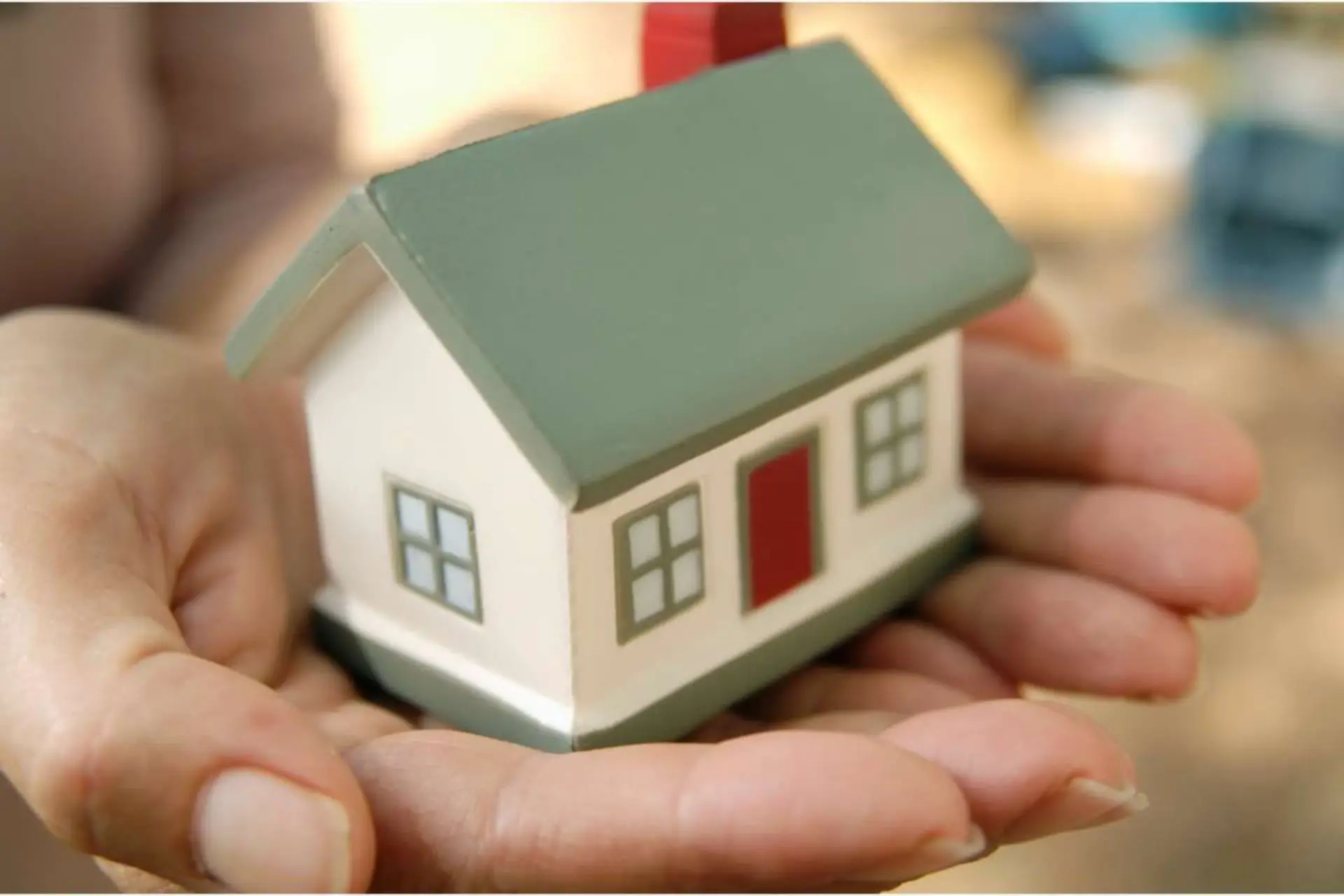 Strategie efficaci per rinfrescare la casa senza usare il condizionatore Immagine selezionata