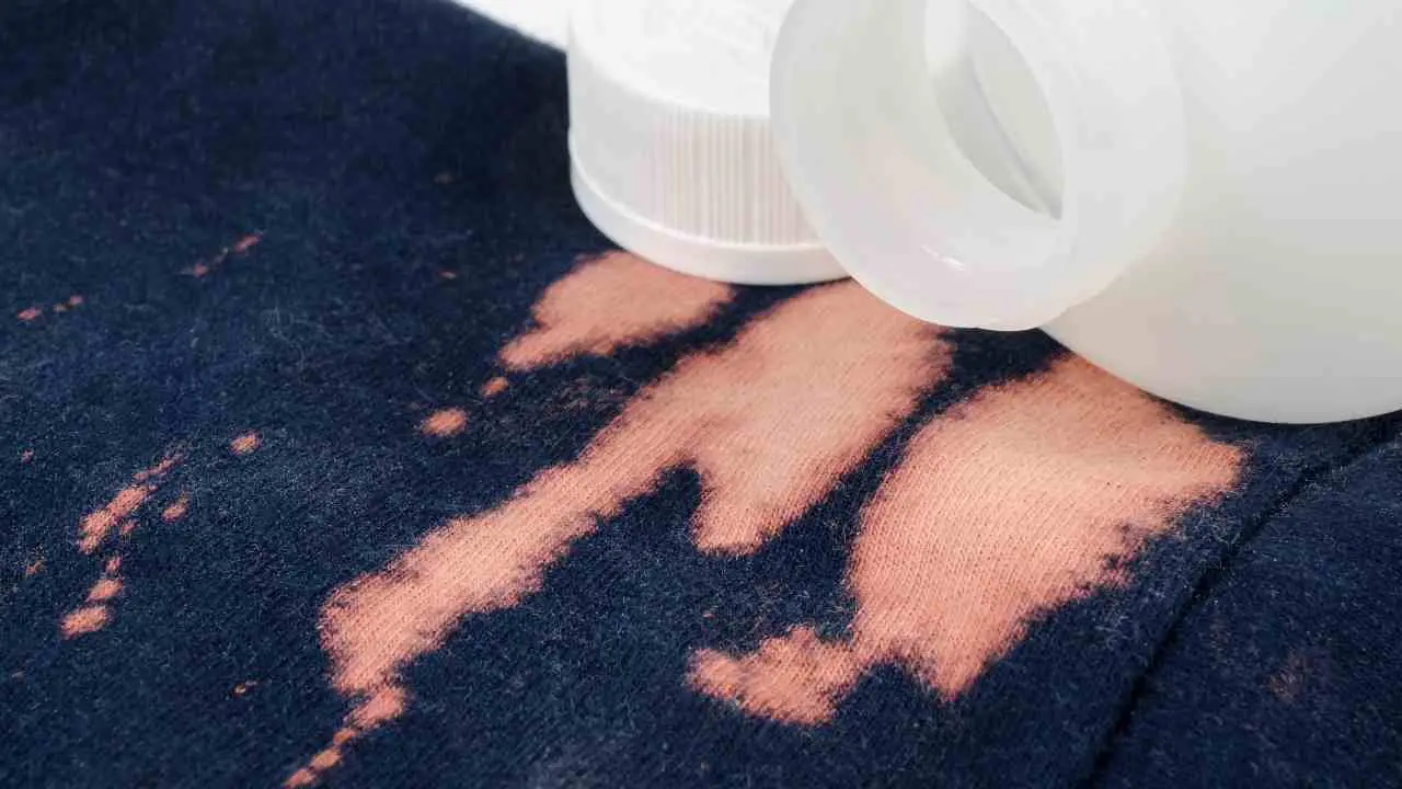 Non usare candeggina sui vestiti colorati: ecco cosa succede Non usare candeggina sui vestiti colorati: ecco cosa succede