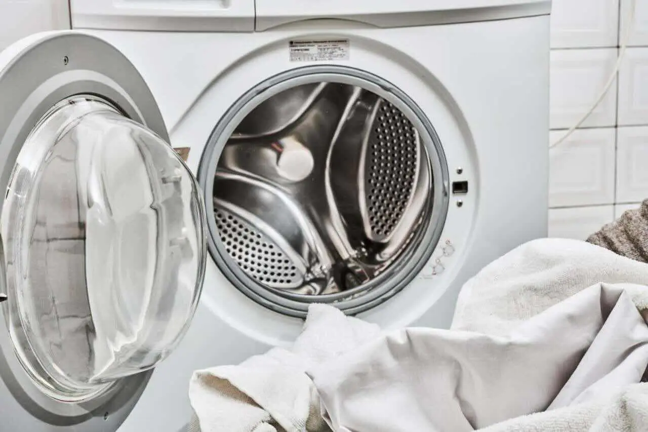 Non lasciare la lavatrice chiusa dopo il lavaggio: ecco cosa succede ai tuoi vestiti Non lasciare la lavatrice chiusa dopo il lavaggio: ecco cosa succede ai tuoi vestiti